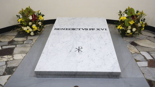 Vatikán otvoril hrobku emeritného pápeža Benedikta XVI. pre verejnosť