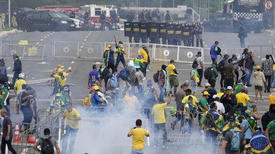 Bolsonarovi prívrženci vtrhli do parlamentu a ďalších vládnych budov