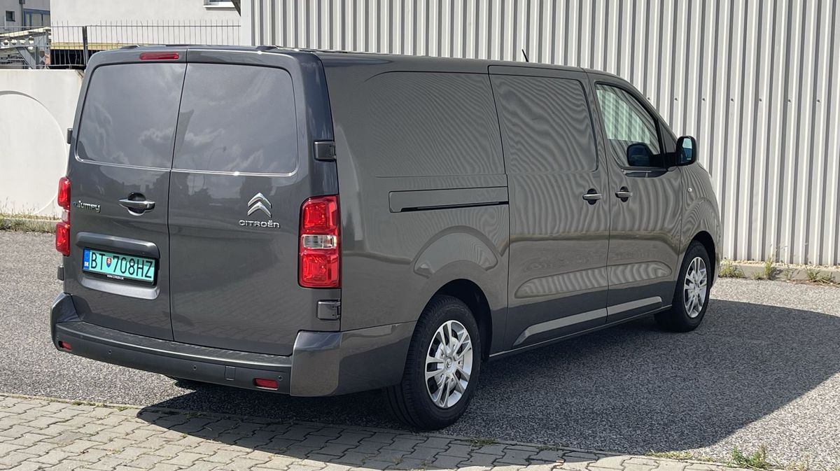 Auto má vzadu krídlové dvere, vpravo posuvné,...