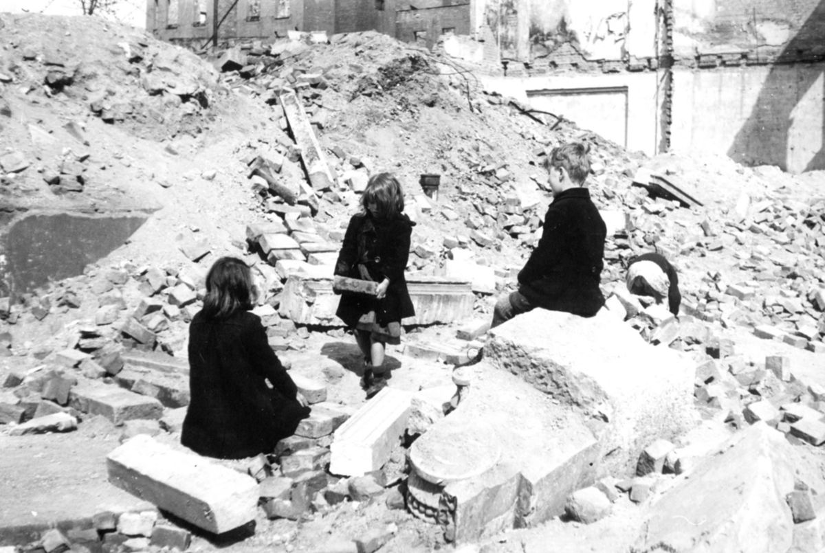 Deti v ruinách zbombardovaného Lipska v roku 1945.