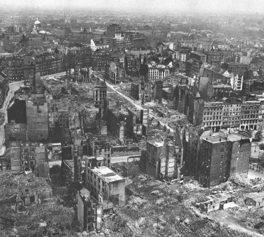 Pohľad na Hamburg v máji 1945. Mesto na severe...