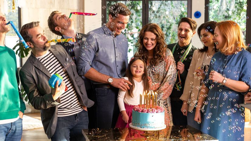 Záber zo seriálu Mama na prenájom.. 