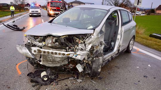 Opitý vodič so zákazom šoférovať spôsobil v obci Mýtna Nová Ves nehodu. Zranilo sa päť osôb