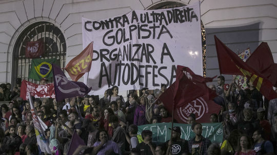 Tisíce Brazílčanov demonštrovali proti útoku na inštitúcie v metropole