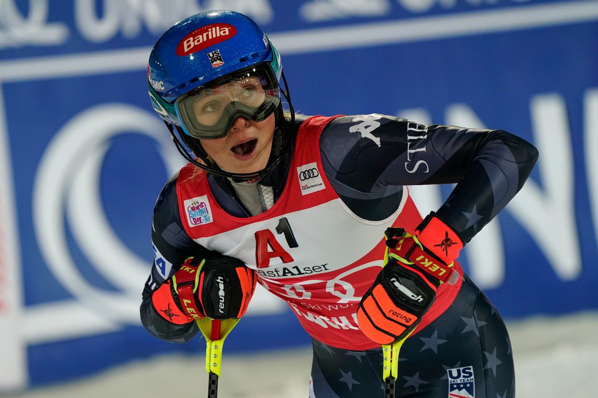 Sklamaná Mikaela Shiffrinová v cieli nočného...