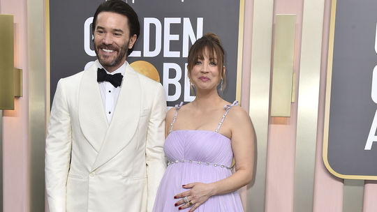 Tom Pelphrey a tehotná  Kaley Cuoco na červenom...