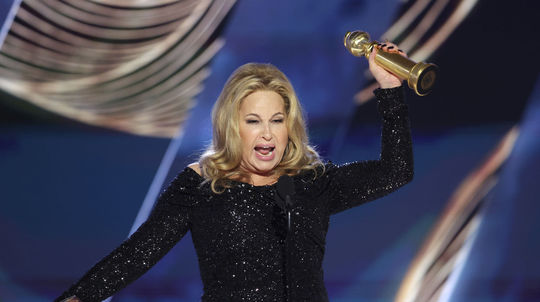  Herečka Jennifer Coolidge na Zlatých glóbusoch...
