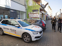 mestska policia, policajt, obchodna ulica