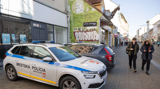 Bratislavskí policajti majú nové autá. Flotilu posilní unikát z Japonska aj dar od Američanov