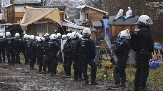 V Nemecku polícia zakročila proti aktivistom. Tí sú proti rozšíreniu uhoľnej bane