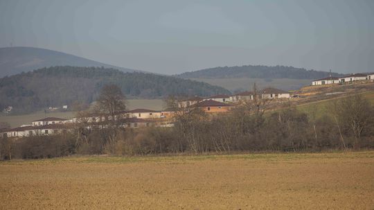 Bungalovy zaberajú celé stráne kedysi otvorenej...