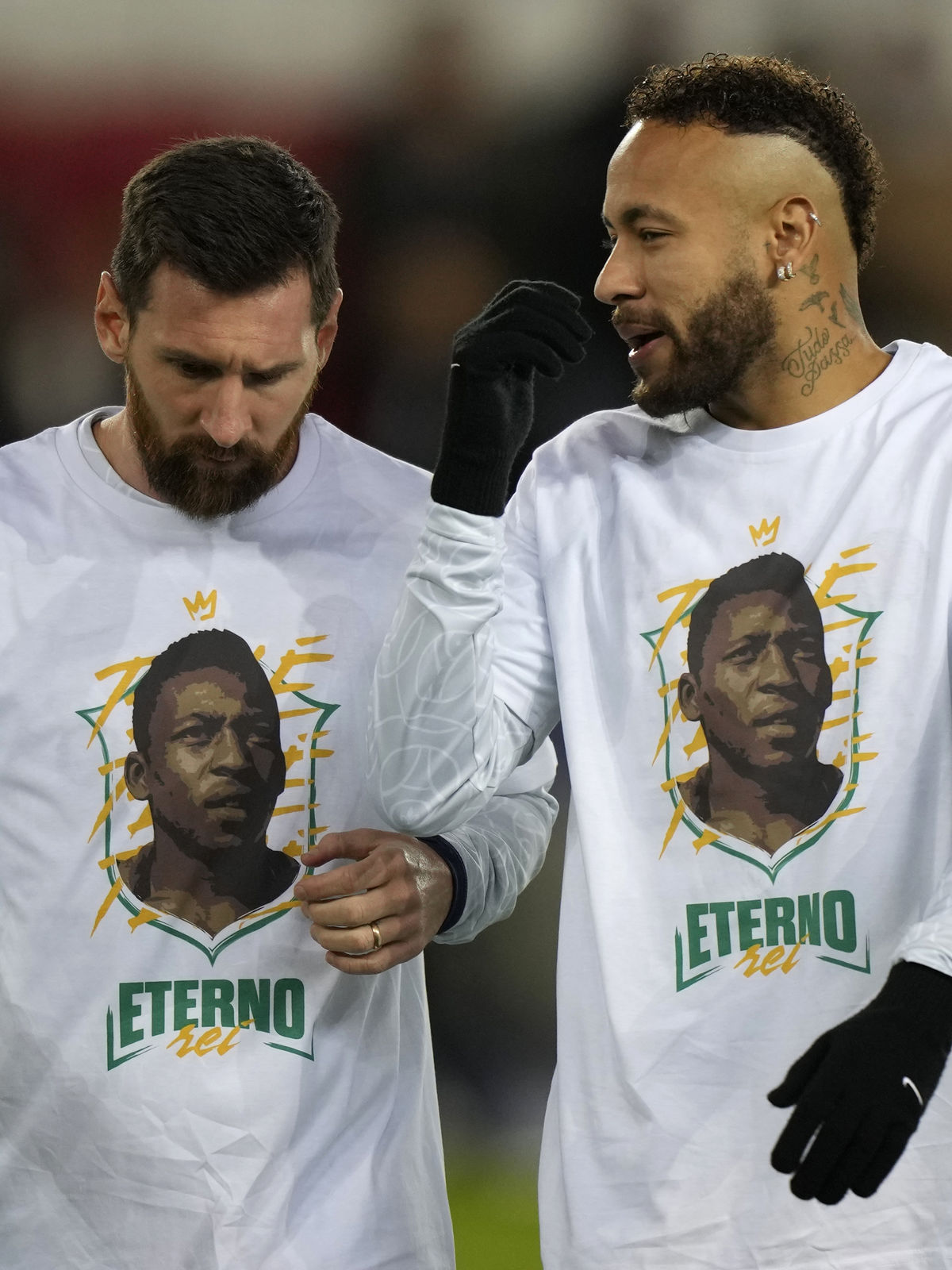 Lionel Messi (vľavo) a Neymar sa rozcvičovali...