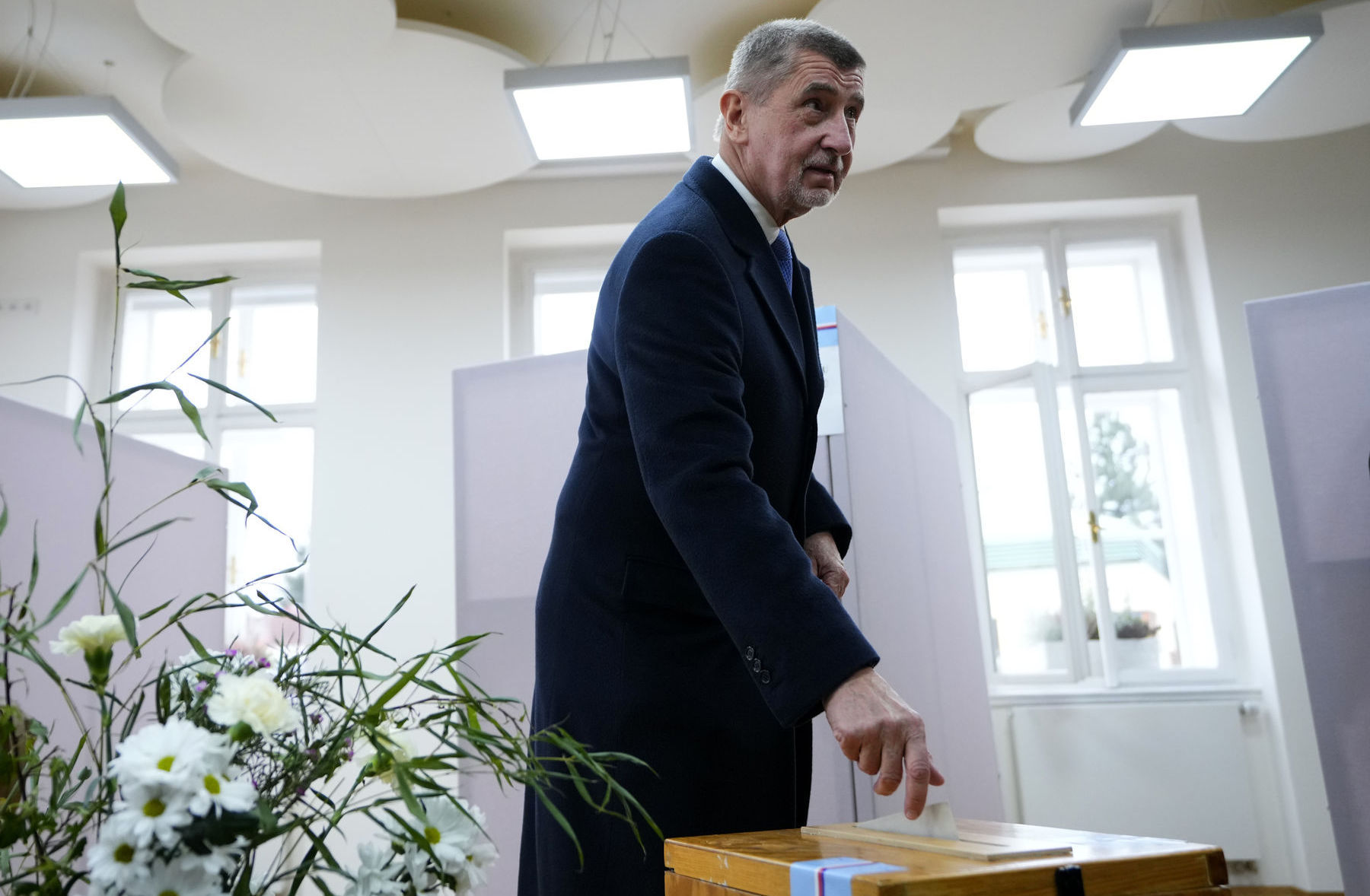 Andrej Babiš počas hlasovania vo volebnej...
