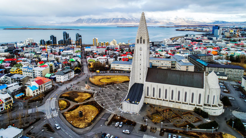 Pohľad na slávnu katedrálu Hallgrimskirkja a...