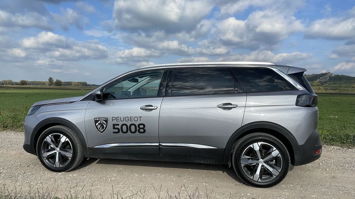 Peugeot 5008 pôsobí naozaj dojmom masívneho SUV.