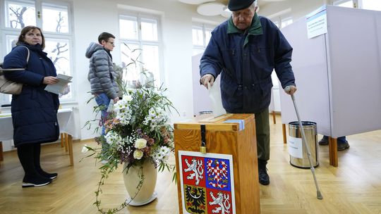 Pošta nestihla doručiť hlasovacie preukazy, viacero Čechov nemôže voliť
