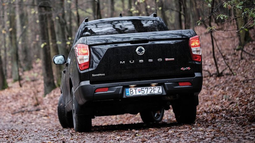 Aj vzadu si uvedomíte, aké veľké auto Musso je....