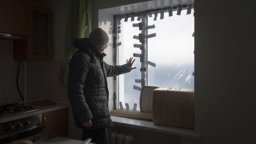 Taras Dumych, 45-ročný právnik, ukazuje svoj...