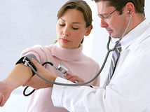 doktor, lekár, meranie tlaku, tlakomer, vysoký tlak