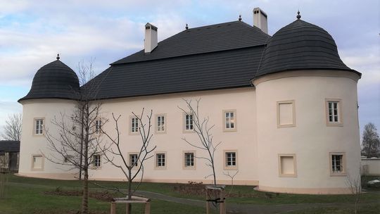 Vežičky sú v zadnej časti kaštieľa. Adela mala...