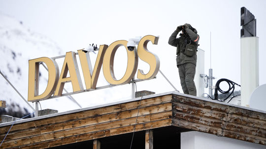 Sú pokryteckí? Mocní prišli do Davosu bojovať proti otepľovaniu v súkromných lietadlách