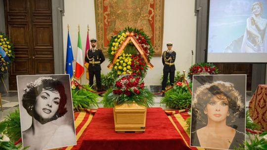 Na radnici v Ríme sa ľudia lúčia s herečkou...