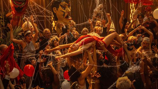 Babylon zobrazuje aj dekadenciu vtedajšieho...