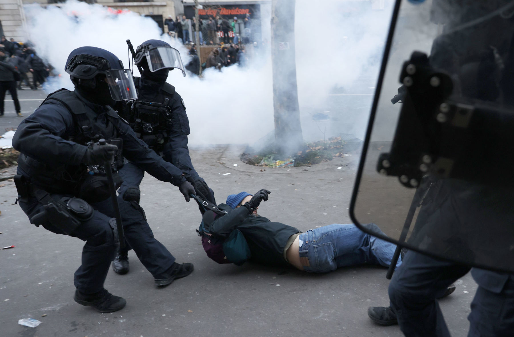 Des agents de la police anti-émeute arrêtés...