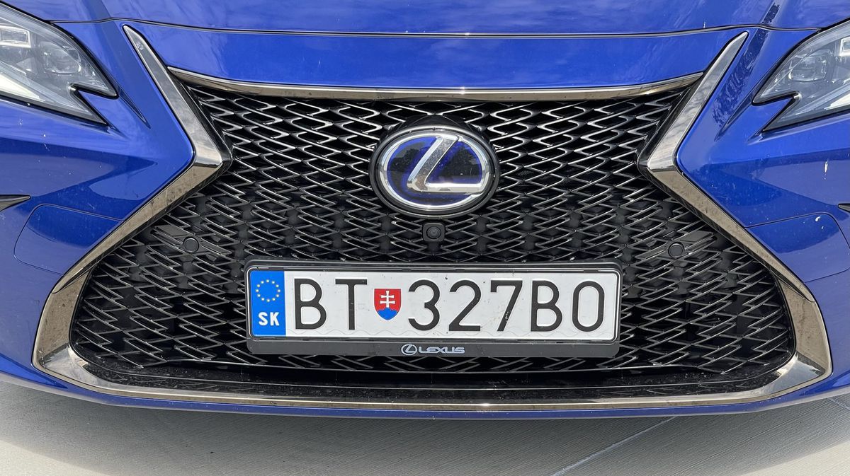 Výbava F Sport má zaujímavú prednú masku s...