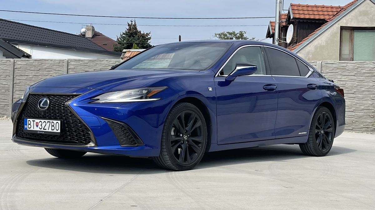 S dĺžkou takmer 5 metrov môže Lexus ES 300h...