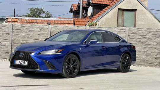 Lexus ES 300h (2023)
