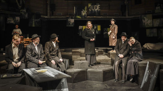 Hra Nevesta alebo Zdá sa, že hrmí sa odohráva v...