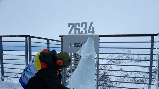 Ľadový sochár z Nemecka pri tvorbe exhibičnej...
