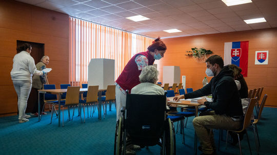 Na snímke atmosféra v hlasovacej miestnosti...