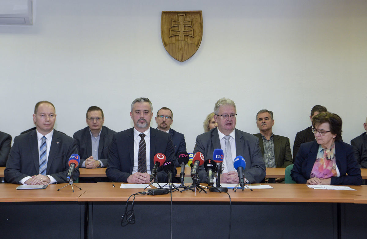 Zľava viceprezident Policajného zboru Damián...