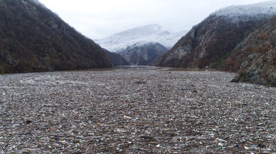 Časť balkánskej rieky sa premenila na plávajúcu skládku