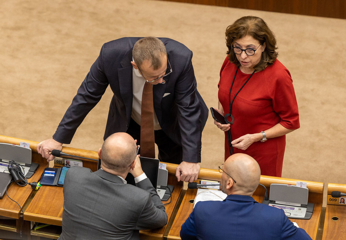 Poslanci rokujú o zmene ústavy.