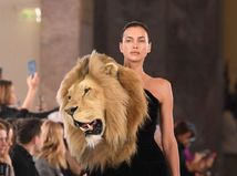 Irina Shayk na prehliadke Schiaparelli Haute Couture
