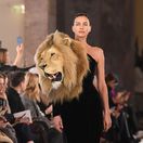Irina Shayk na prehliadke Schiaparelli Haute Couture