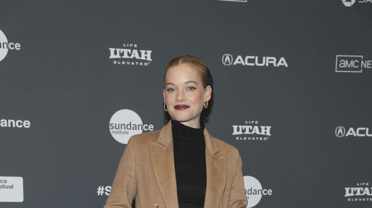 Herečka Jane Levy v kabáte farby ťavej srsti na...