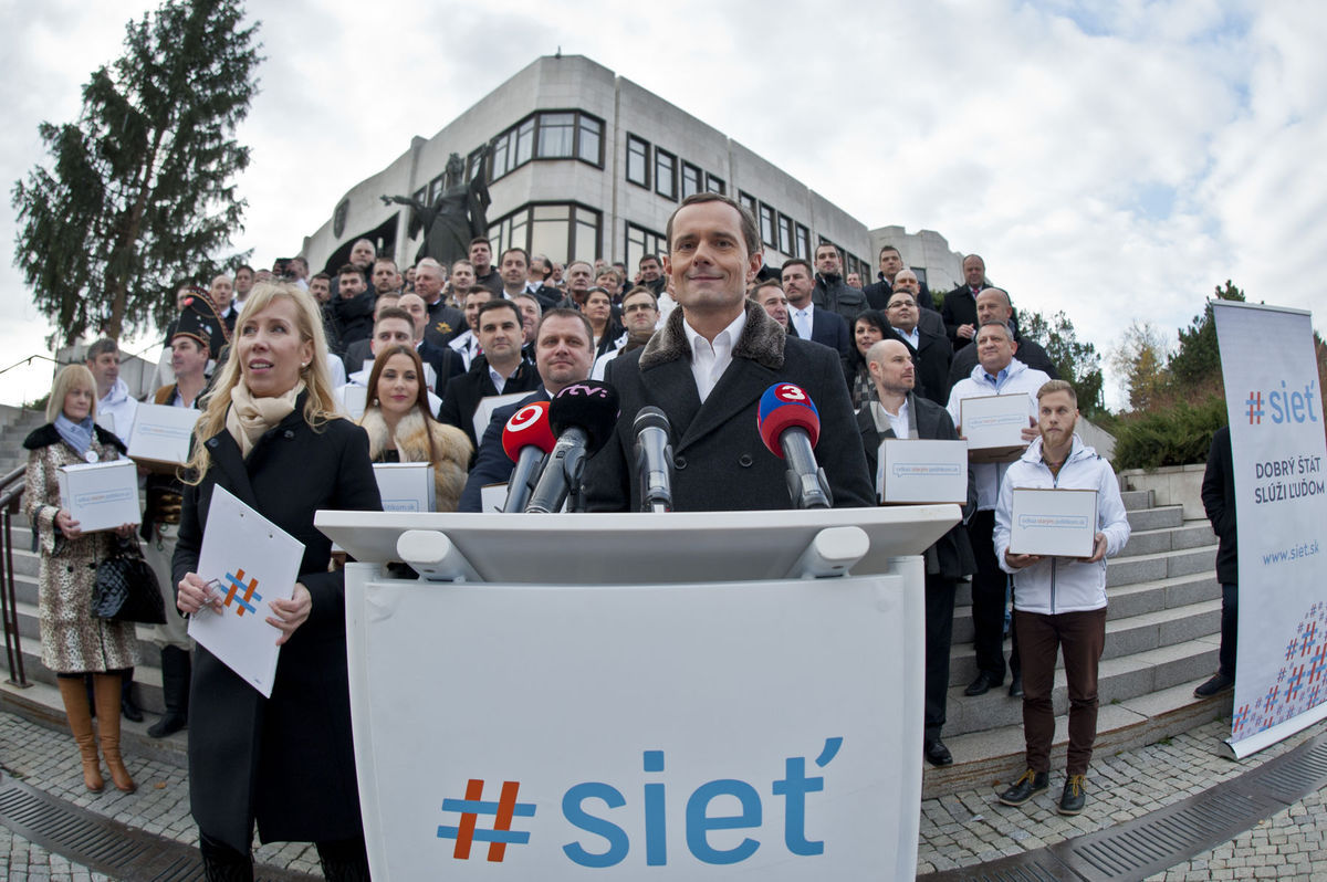 Uprostred predseda strany #Sieť Radoslav Procházka