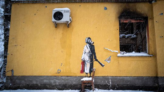 Ženu v župane s natáčkami, ktorá stojí v...