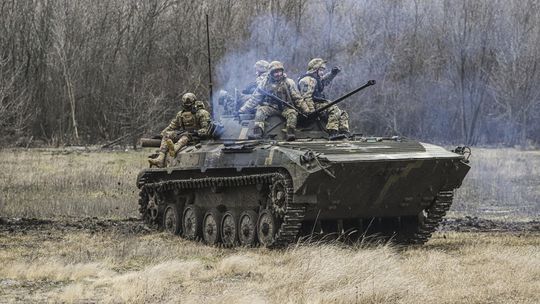 Des soldats ukrainiens lors d'un entraînement au combat à...
