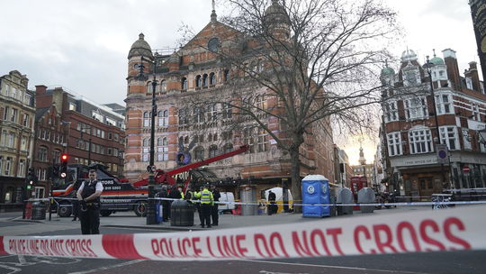 Muža v centre Londýna usmrtil výsuvný pisoár