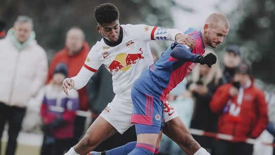 Diskutabilný gól, červená pre Weissa. Slovan prehral so Salzburgom