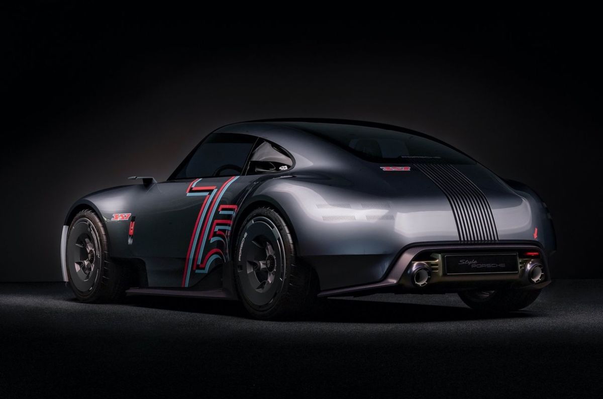 Vzadu sa Vision 357 Concept ponáša na Porsche...