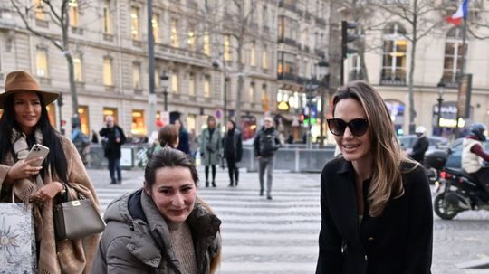 Herečka Angelina Jolie si počas návštevy Paríža...
