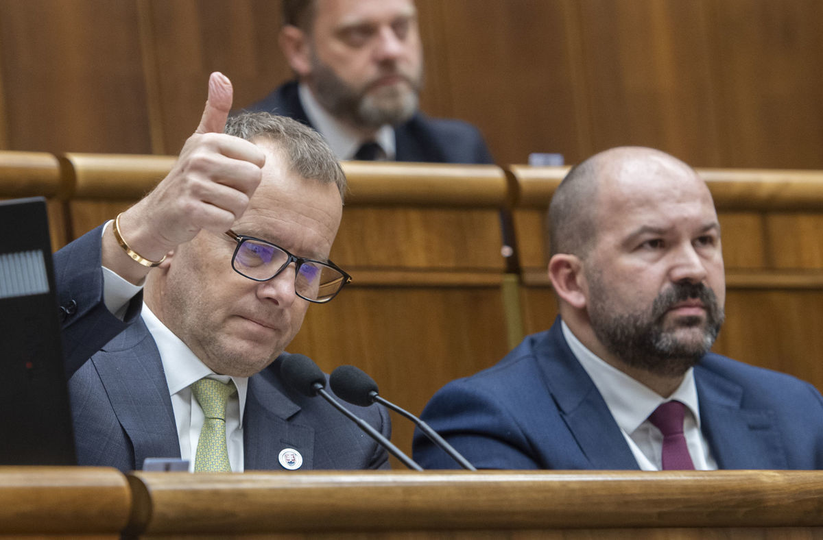 Na snímke zľava predseda parlamentu Boris...