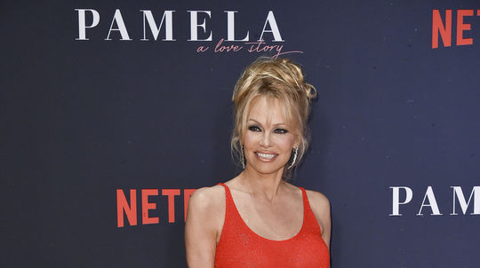 Ako návrat v čase! 55-ročná Pamela Anderson očarila na premiére. Jej červené šaty sú ako z Baywatch