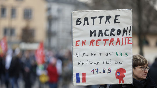 Zo 62 na 64. Milióny Francúzov protestovali proti Macronovej reforme dôchodkov